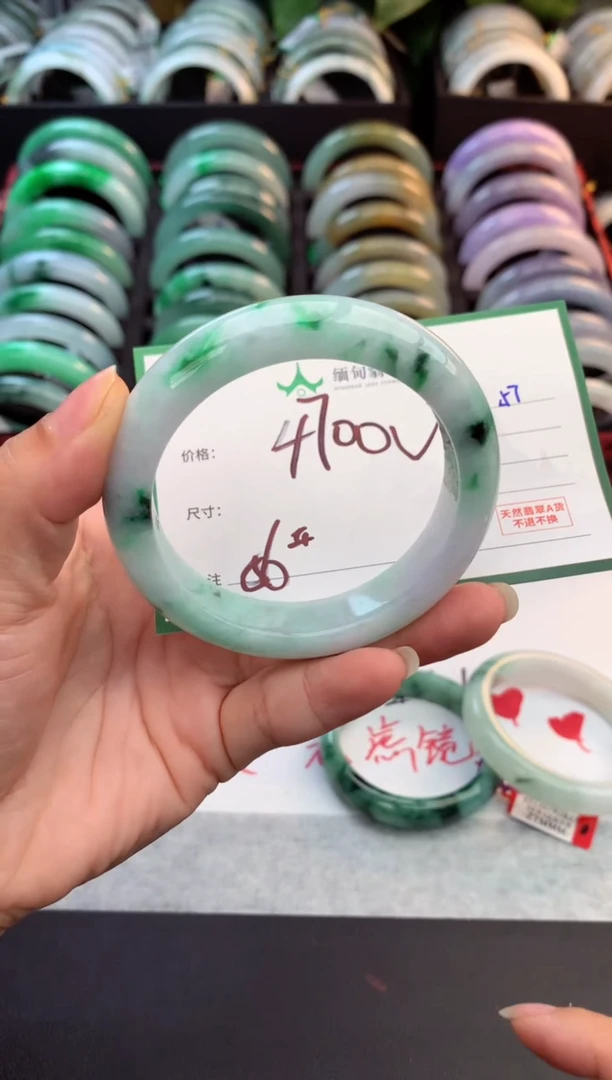 未镶嵌定制翡翠毛货需精细抛光+多人