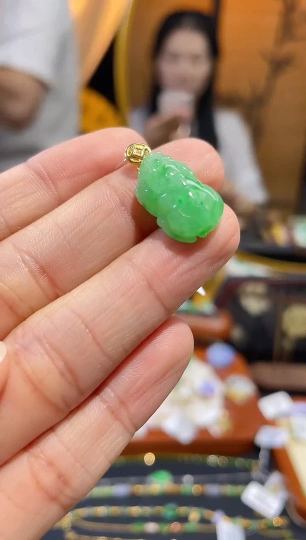 颈饰18K金镶嵌翡翠貔貅