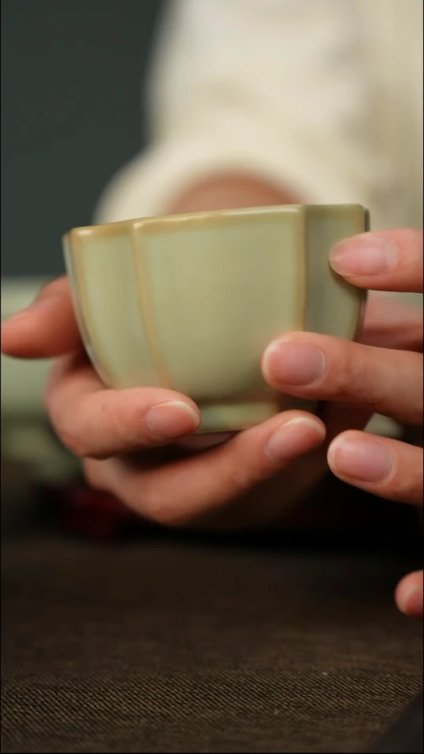 粉青 四方葵口杯 带底款
