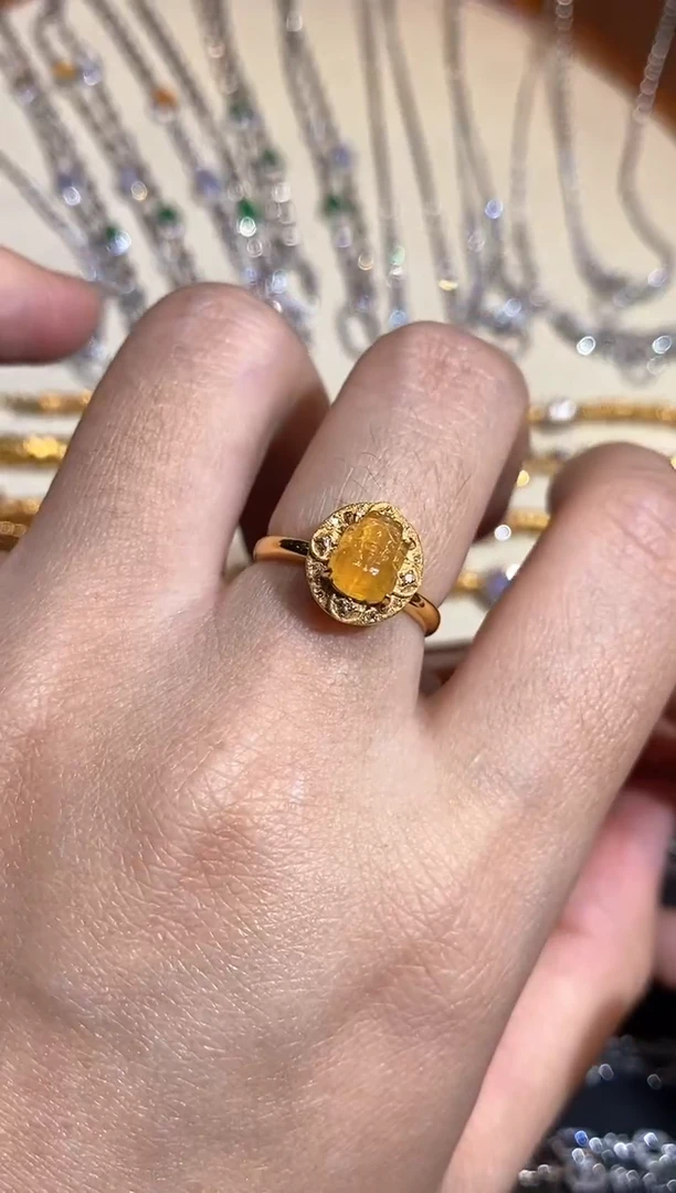 颈饰18K金镶嵌翡翠戒指