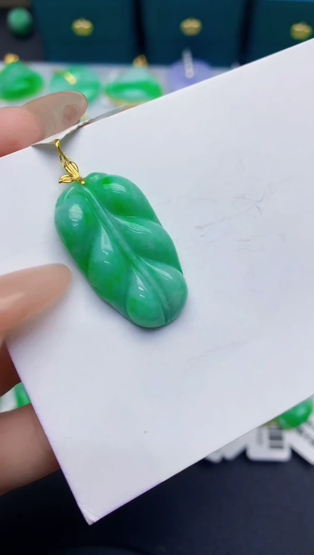 颈饰18K金镶嵌翡翠缅甸天然翡翠A货