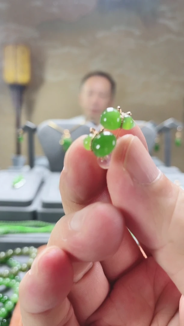 18K金镶嵌和田玉（碧玉）耳饰18K碧玉耳钉