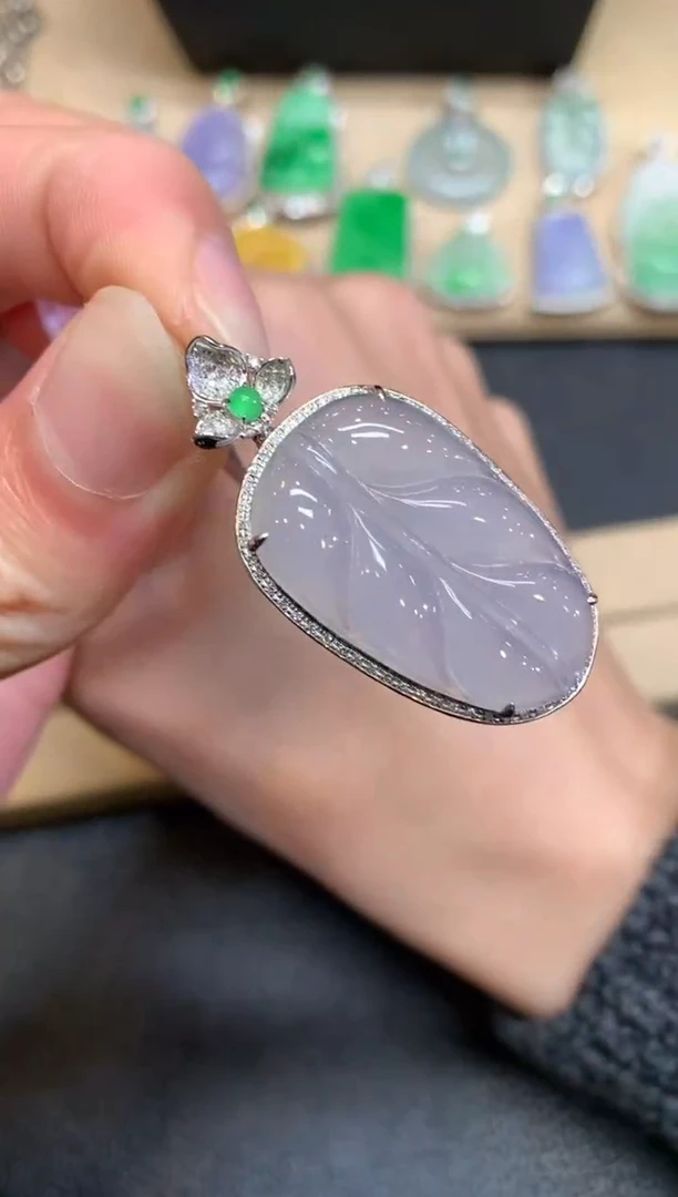 【闪购商品】翡翠颈饰18K金镶嵌叶子【无服务费】