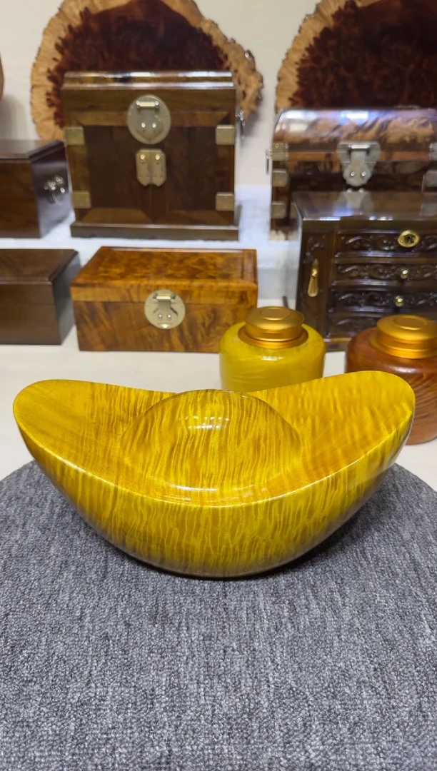 金丝楠木 手工雕刻金元宝摆件 26-13-12.5cm