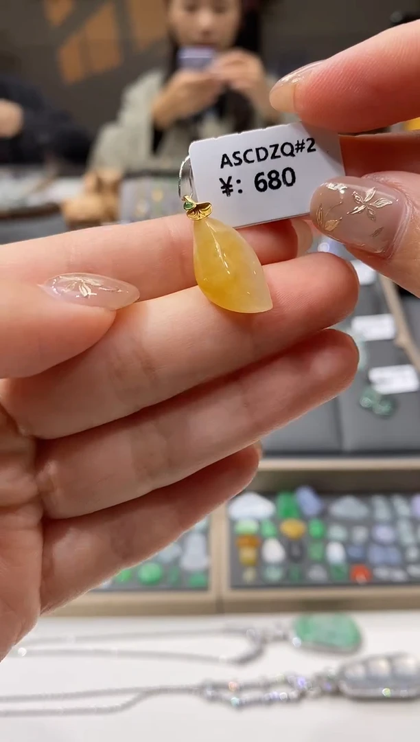 颈饰18K金镶嵌翡翠随形