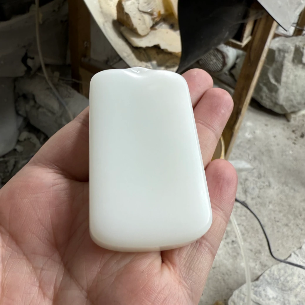 新疆和田玉黑山无事牌吊坠