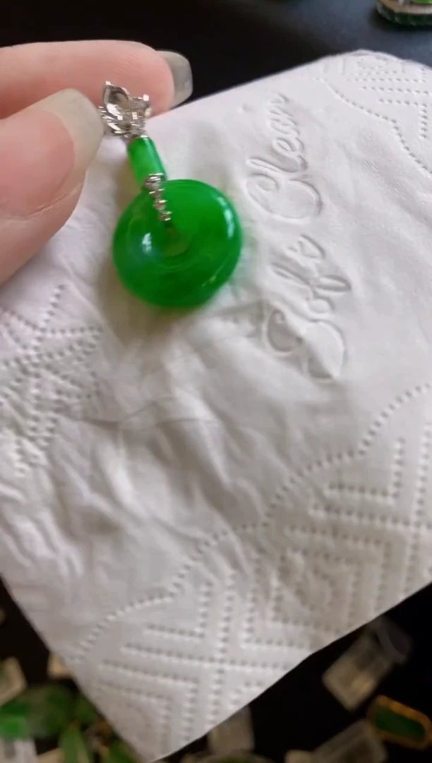 翡翠18K金镶嵌颈饰吊坠