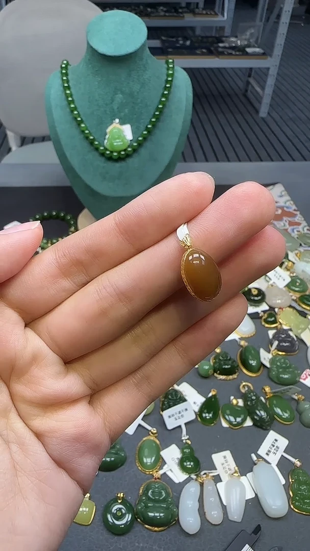 18K金镶嵌和田玉挂件1