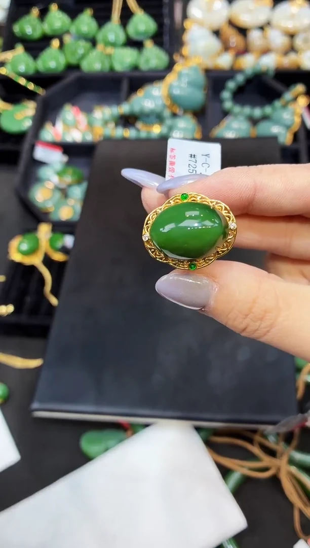 18K金镶嵌戒指和田玉多样性发一