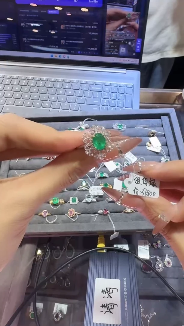 18K金镶嵌戒指祖母绿雪花