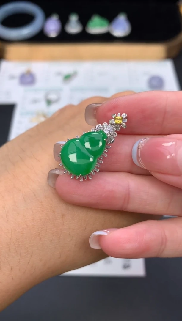 18K金镶嵌定制翡翠自营供应 48小时鉴赏期