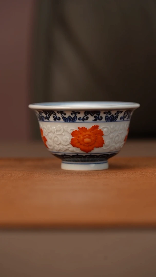 又见春风青花雕刻矾红缠枝花卉压手杯