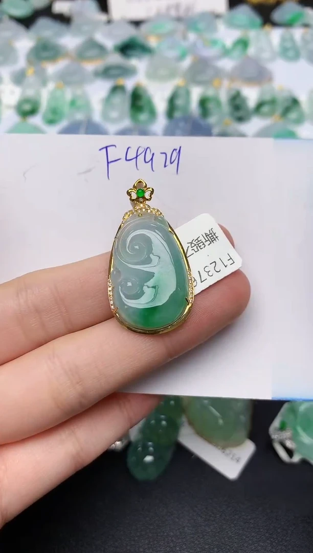 颈饰18K金镶嵌翡翠 天然缅甸A货翡翠百元以上9元证书费自理