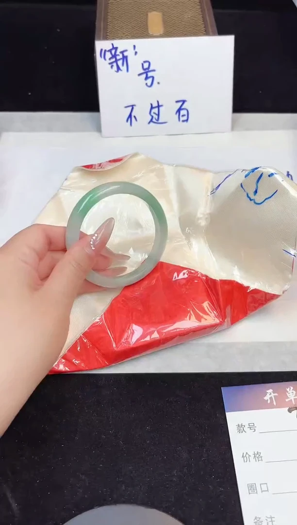 翡翠手镯未镶嵌3