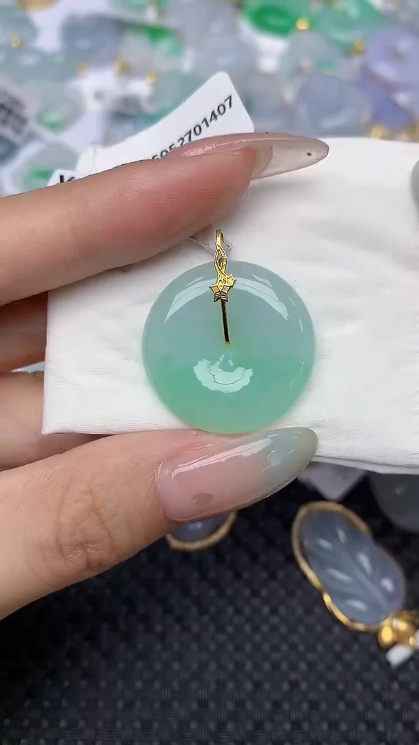 翡翠18K金镶嵌颈饰天然翡翠a货