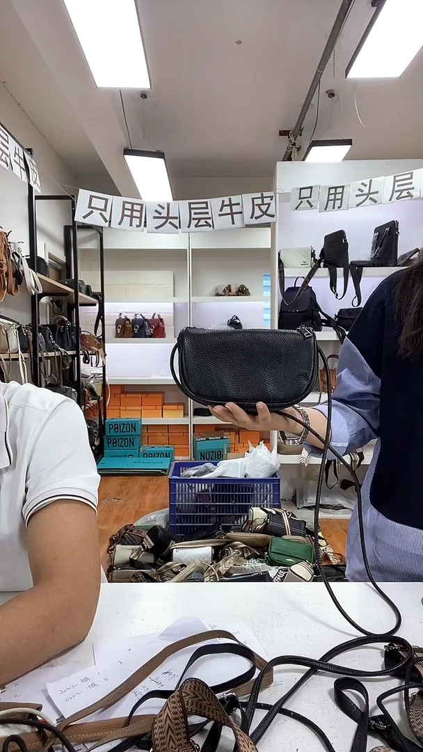 头层牛皮小饺子包黑色
