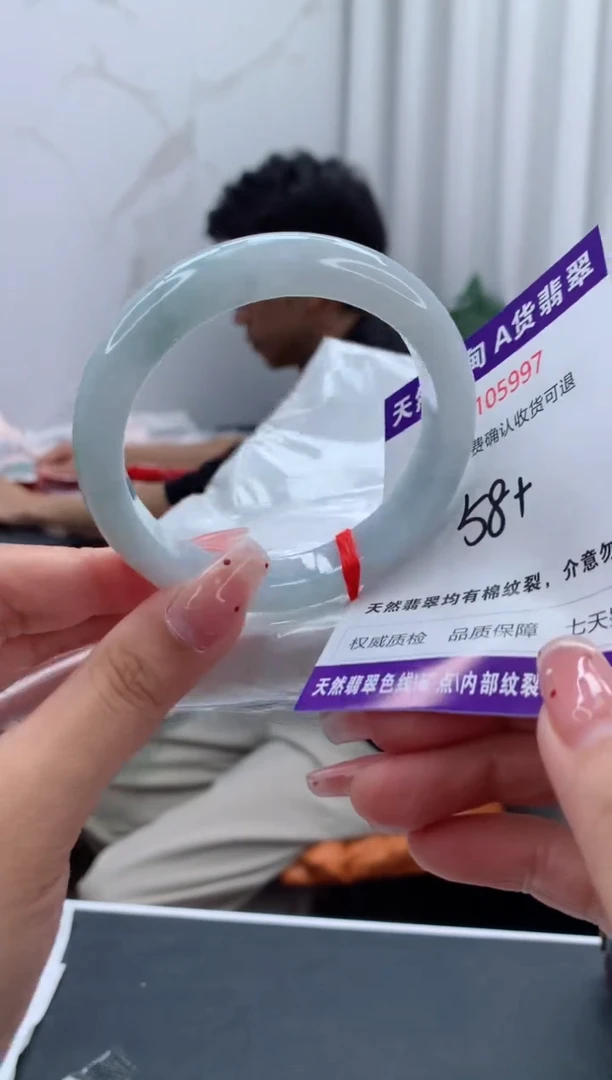 未镶嵌手镯翡翠有纹，完美者勿拍