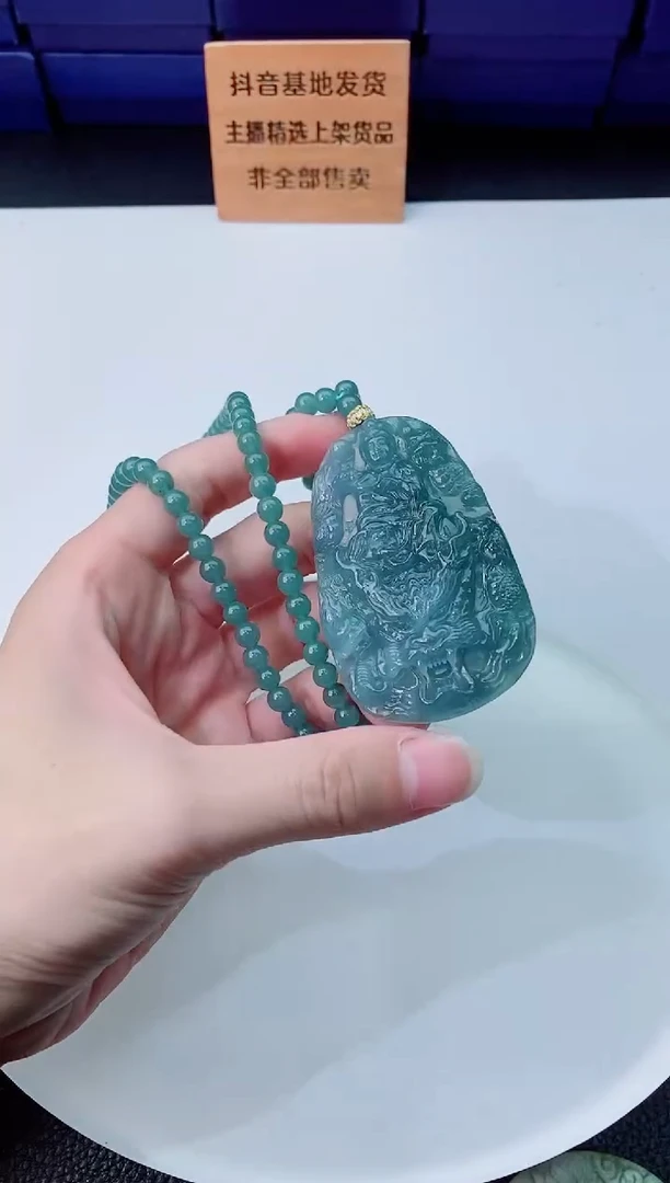 翡翠未镶嵌颈饰  `