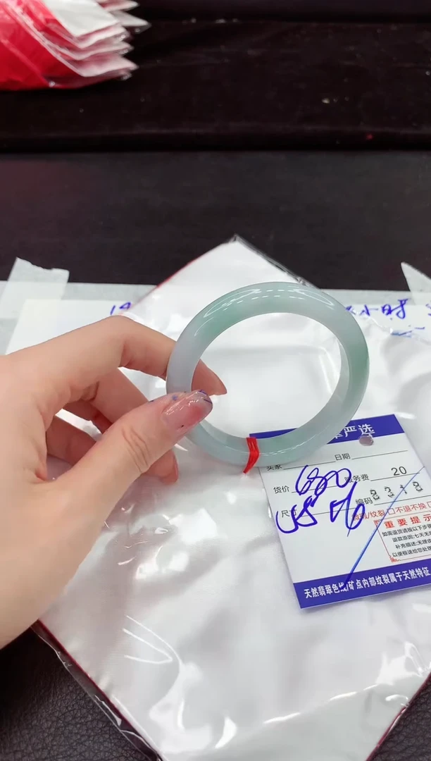 翡翠手镯未镶嵌1