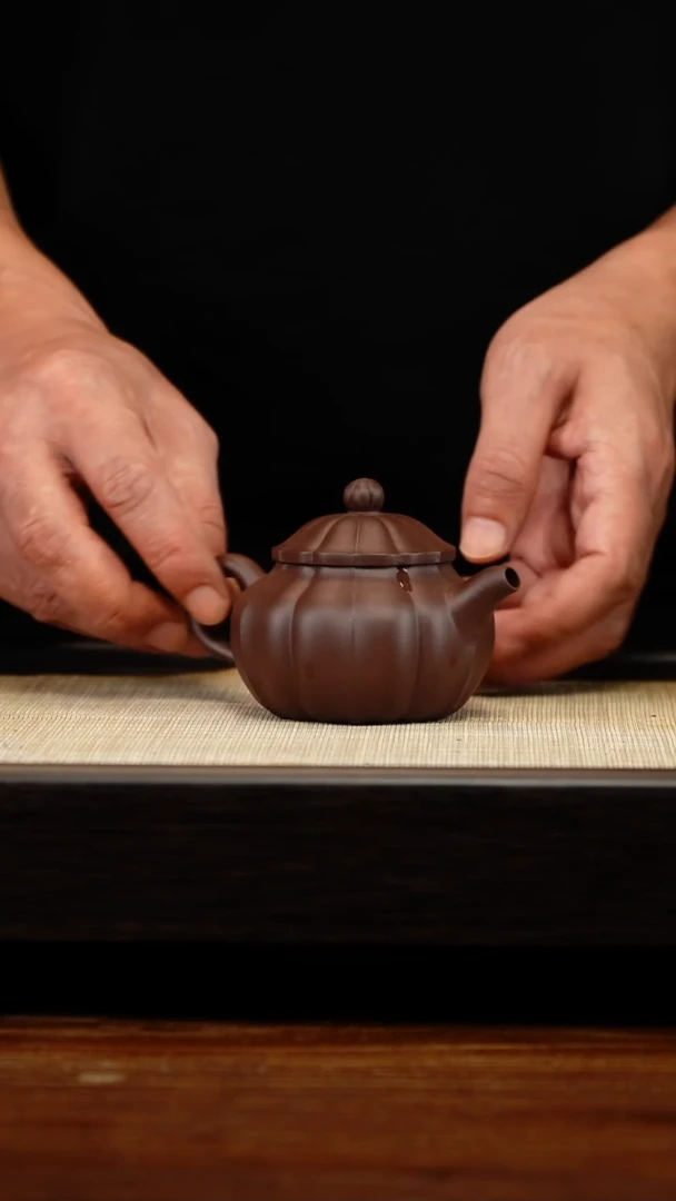 茶壶紫砂紫泥经纹莲子