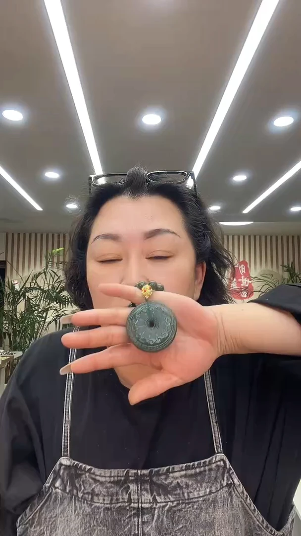 颈饰未镶嵌透闪石质玉吊坠