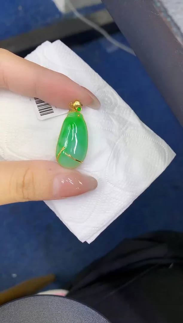 颈饰18K金镶嵌翡翠缅甸天然翡翠A货