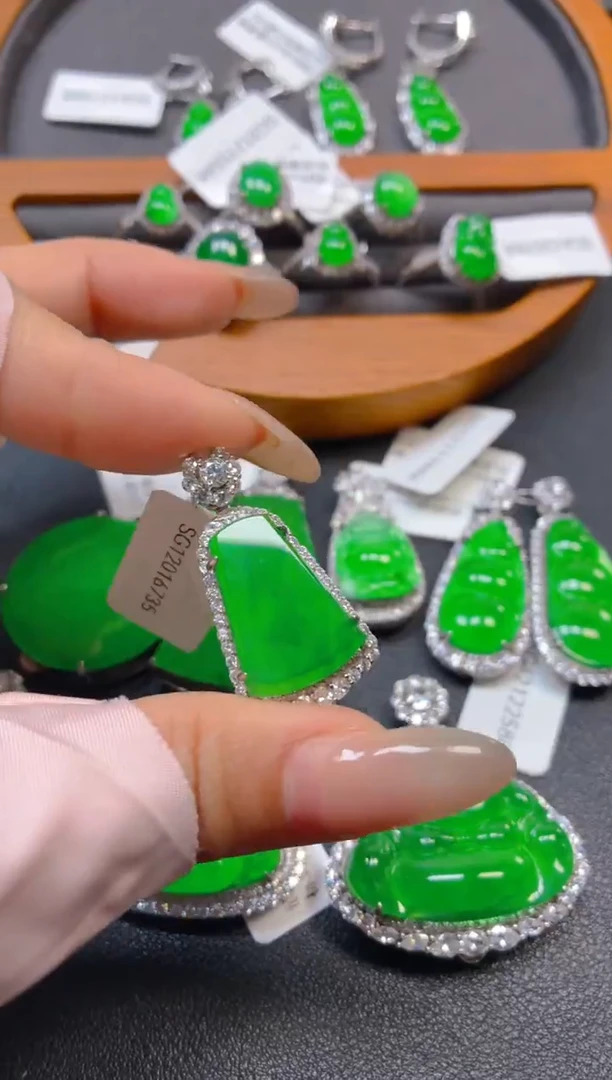 银S925镶嵌翡翠耳饰1