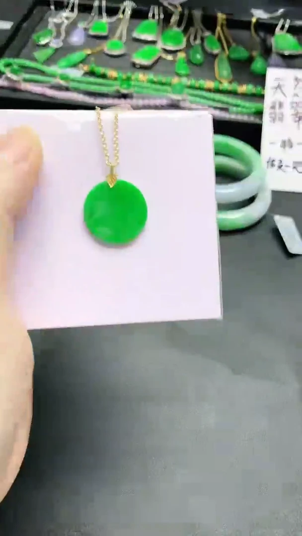 颈饰18K金镶嵌翡翠赠礼盒证书