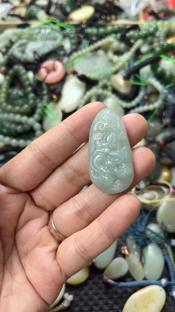 和田玉未镶嵌颈饰（多样性发一件）没有证书有瑕