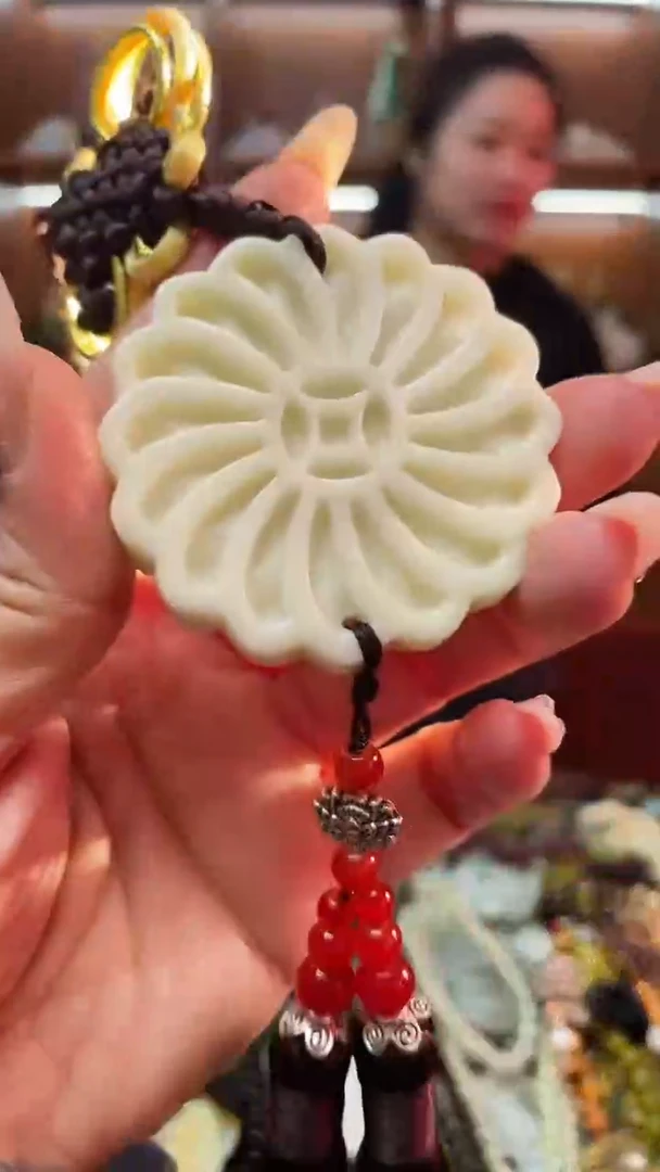 未镶嵌蛇纹石玉吊坠