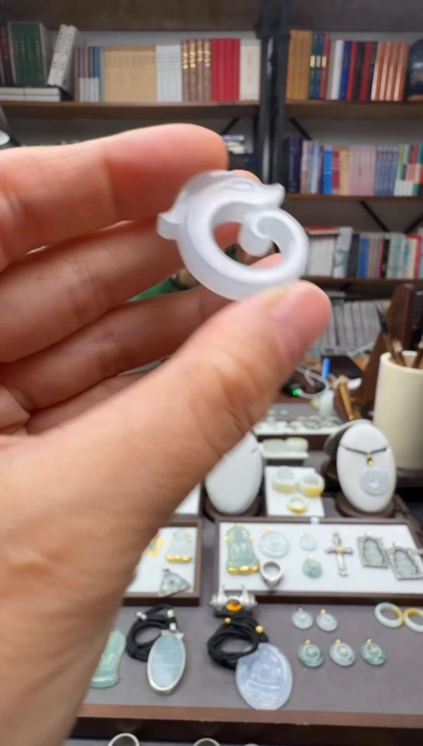 颈饰未镶嵌翡翠C龙