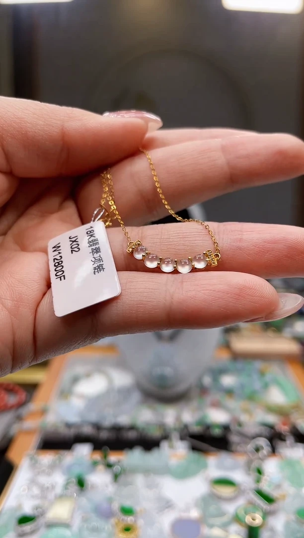 颈饰18K金镶嵌翡翠一****能蛋面吊坠