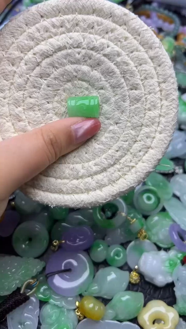 颈饰未镶嵌翡翠天然缅甸翡翠吊坠