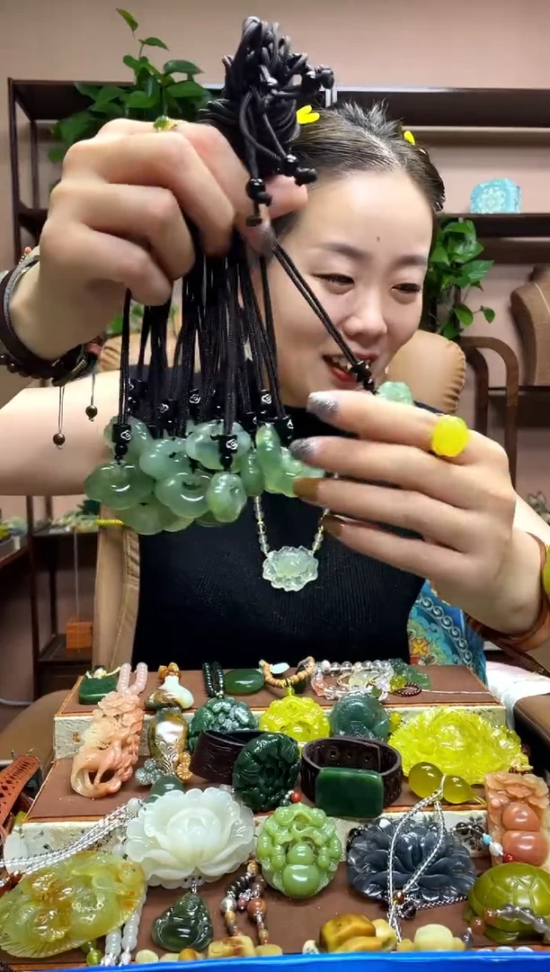 未镶嵌岫玉吊坠多样性发货发其中之一