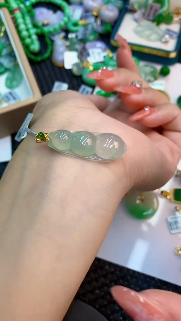 颈饰18K金镶嵌翡翠1