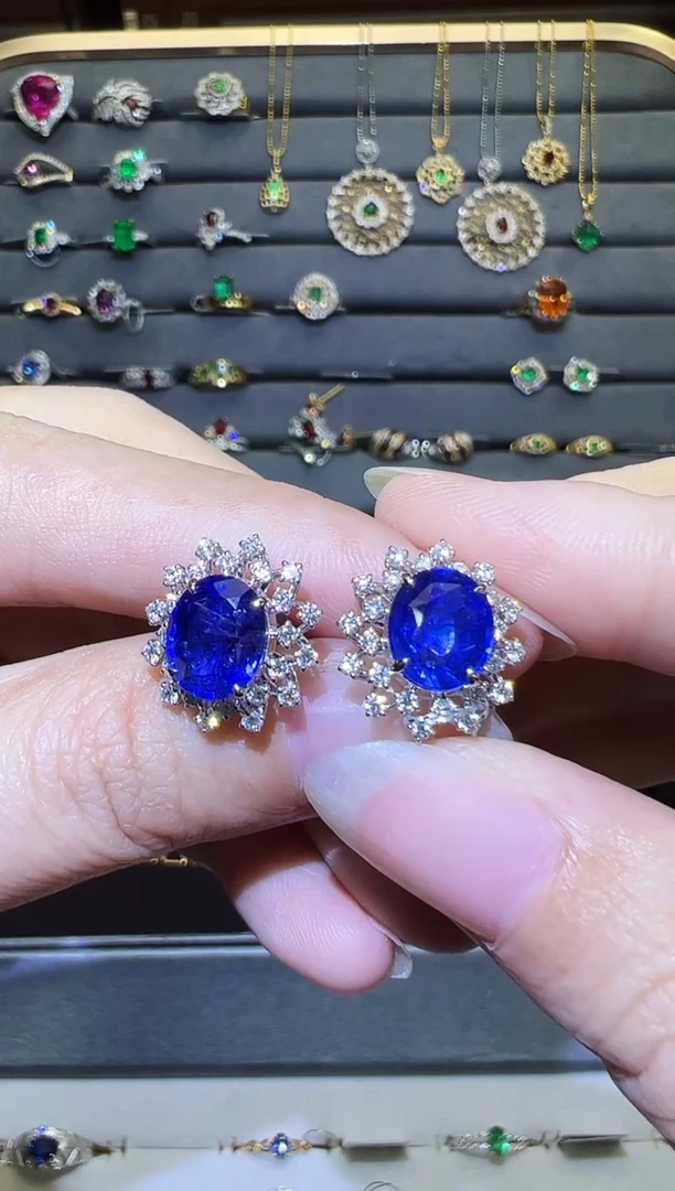 耳饰蓝宝石18K金镶嵌5.13ct皇家蓝