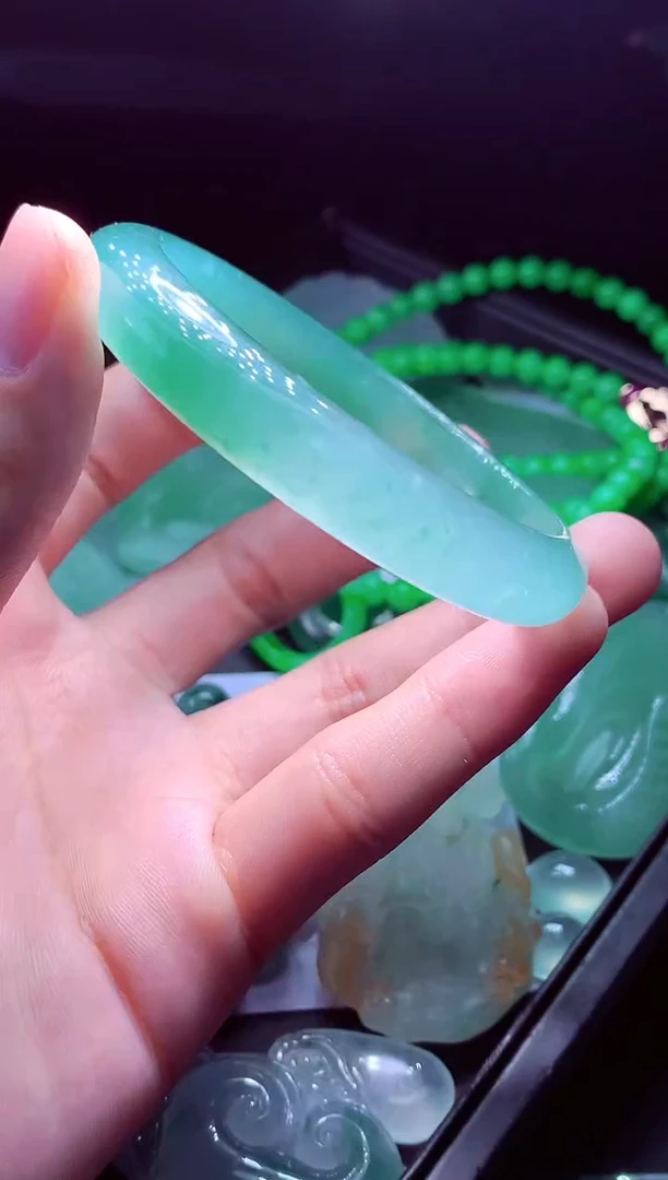 未镶嵌定制翡翠往****?翡翠毛货定制