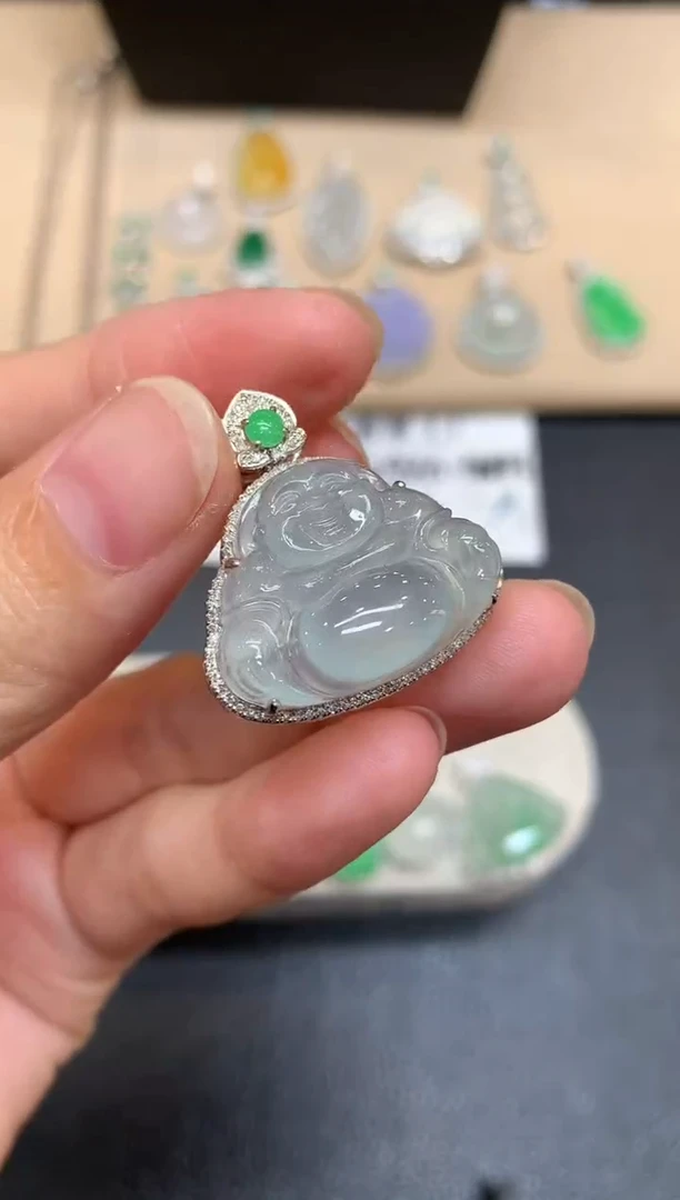 颈饰18K金镶嵌翡翠佛公【无服务费