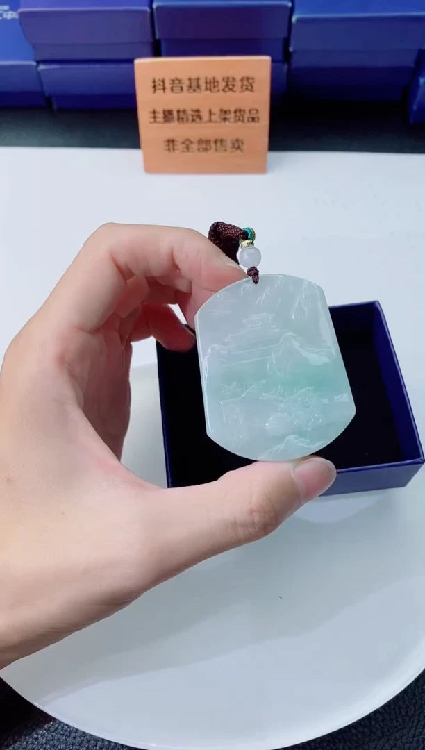 翡翠未镶嵌颈饰   `