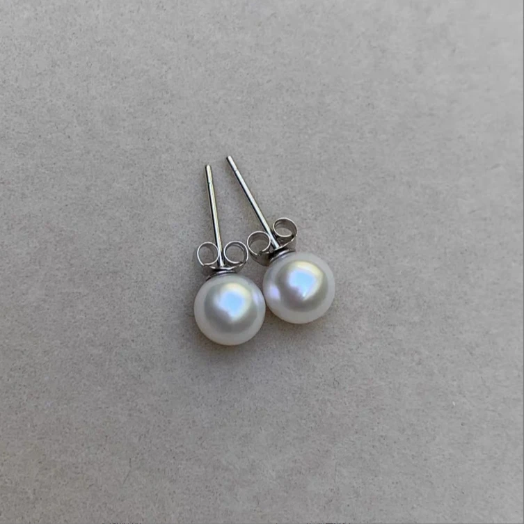S925银镶嵌天然淡水珍珠耳钉