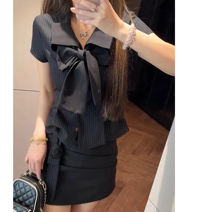 "艺术系女孩"黑色条纹学院蝴蝶领结短袖衬衫+立体玫瑰裙裤