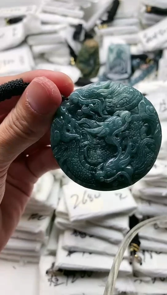 翡翠未镶嵌颈饰龙牌