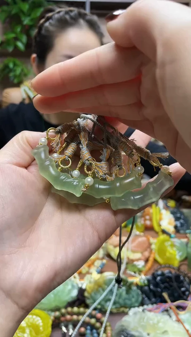 未镶嵌蛇纹石玉颈饰 多样性发货发其中之一