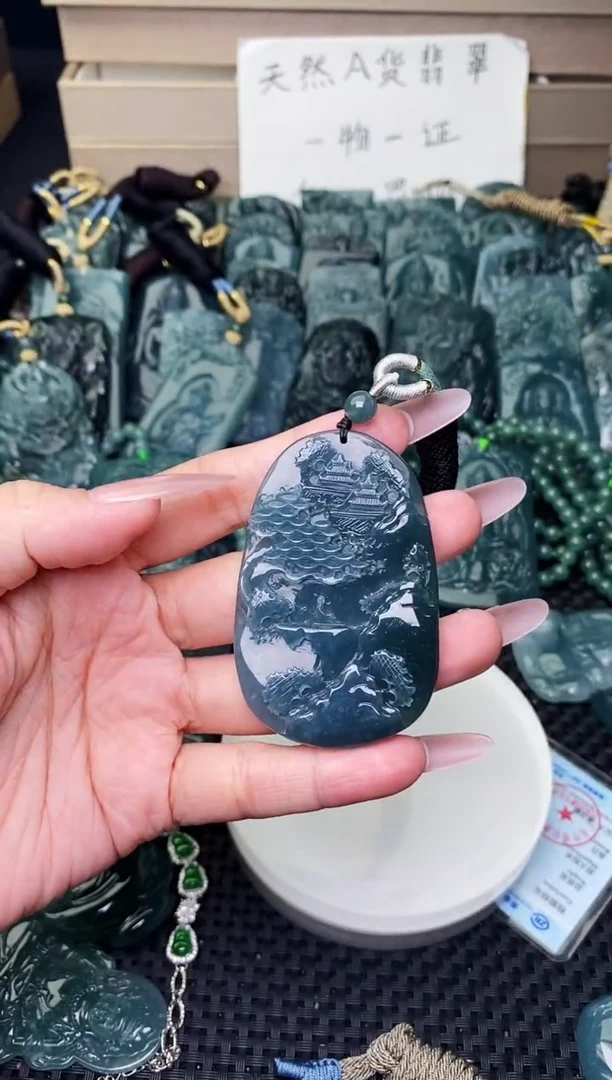 颈饰未镶嵌翡翠