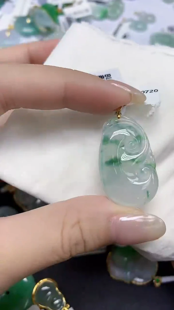 翡翠18K金镶嵌颈饰天然缅甸翡翠A货