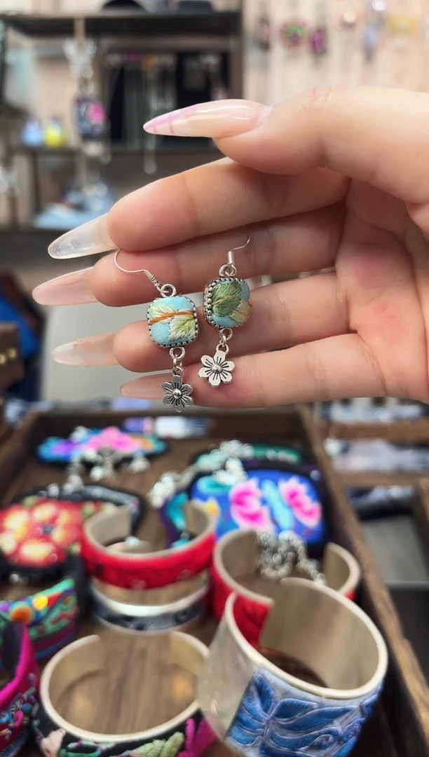 织绣民族风非遗老绣饰品502