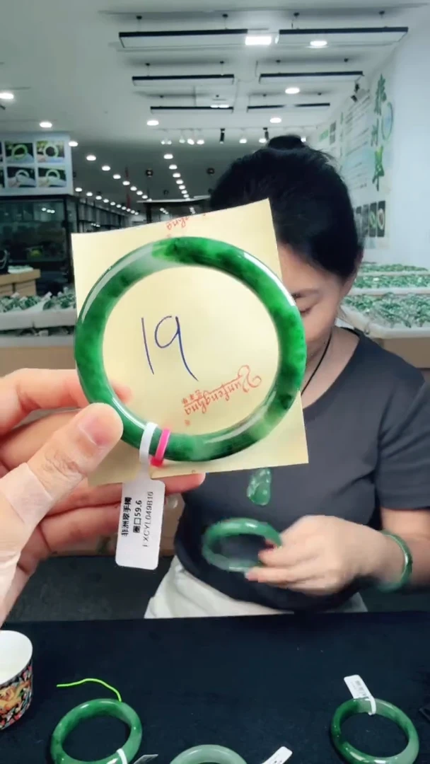 未镶嵌手镯石英质玉（非洲翠）有天然性（洒金亮片/矿点/棉线）19