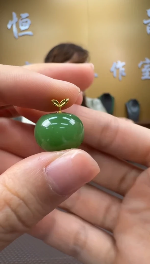 和田玉18K金镶嵌颈饰挂件