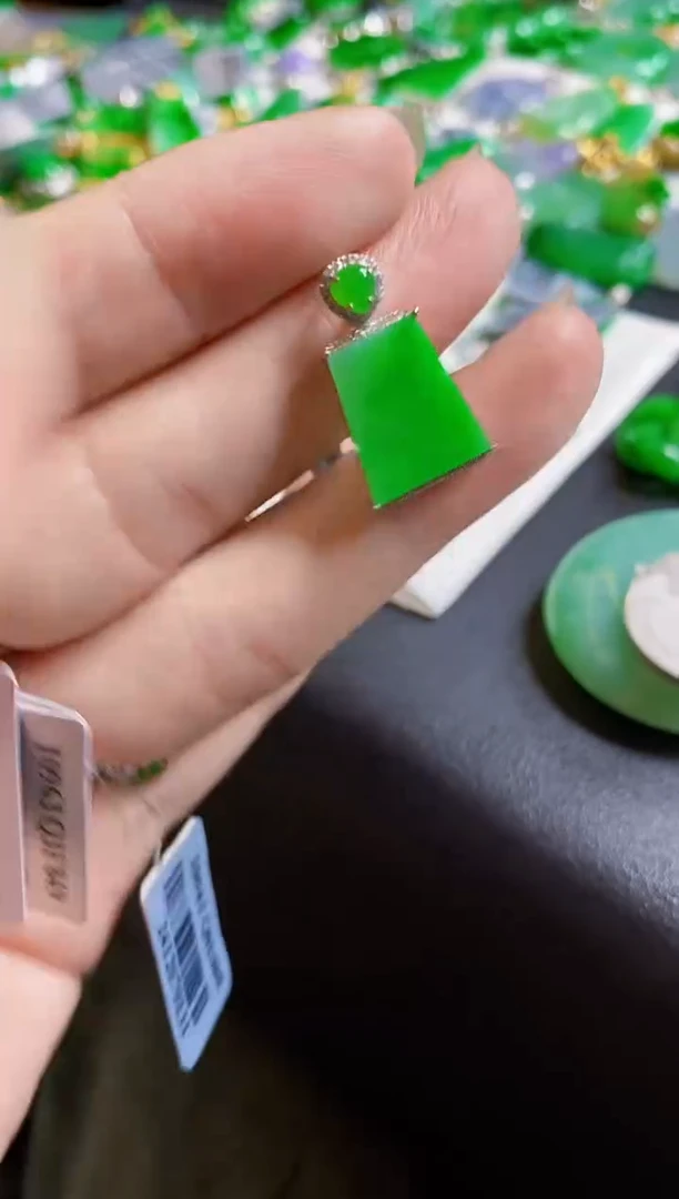 翡翠18K金镶嵌颈饰无事牌