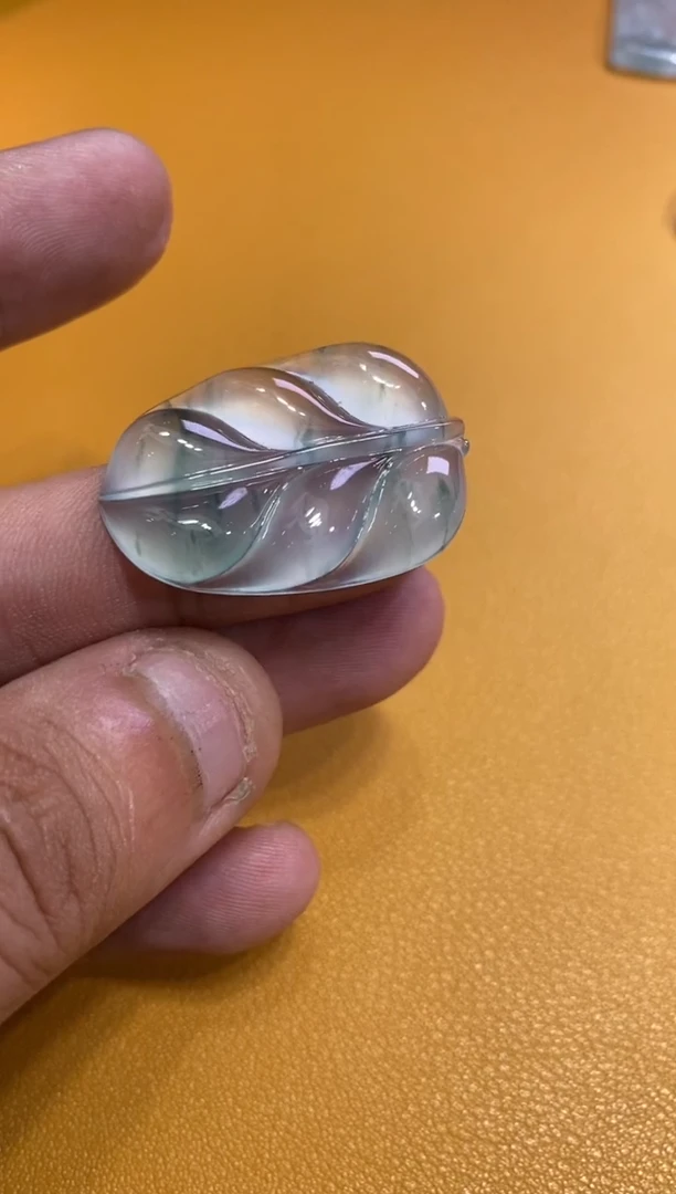 吊坠(不含链)未镶嵌翡翠叶子28000  33.4  23.0  4.7